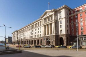 Afbeelding met buitenshuis, hemel, overheidsgebouw, façade Automatisch gegenereerde beschrijving